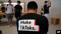 资料照:北京一名男子身穿宣传tiktok的衣服。(2020年7月17日)