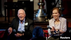 资料照片:前总统吉米·卡特与夫人在家中庆祝结婚75周年纪念日。(2021年7月10日)