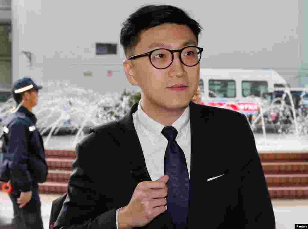 香港本土民主前线前成员、前立法会参选人梁天琦抵达香港高等法院(2018年1月18日)。2016年农历大年初一,梁天琦领导的抗议者与警察在旺角发生冲突。据美联社报道,这场骚乱是自香港2014年爆发支持民主的抗议活动以来最严重的一起暴力事件,数十人受伤并被捕。支持民主的抗议者们要求普选权。分析人士认为,北京或香港当局的强硬立场激发了更为激进的、要求香港独立的“本土派”团体出现。  