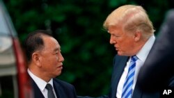 美国总统川普在白宫会晤朝鲜劳动党中央副委员长金英哲。(2018年6月1日)