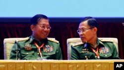 ့မှတ်တမ်းဓါတ်ပုံ- ၂၀၁၈ ဖေဖော်ဝါရီတုန်းက ဗိုလ်ချုပ်မှူးကြီးမင်းအောင်လှိုင်၊ ဒုတိယတပ်မတော် ကာကွယ်ရေး ဦးစီးချုပ် ဒုတိယဗိုလ်ချုပ်မှူးကြီး စိုးဝင်း တို့ကို တွေ့ရစဉ်