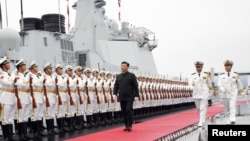 资料照:中国国家主席习近平2019年4月23日为庆祝中国海军建军70周年在山东青岛检阅人民解放军海军仪仗队。
