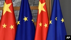 欧盟与中国国旗 (美联社)