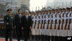 美国国防部长盖茨2007年访华,在军方欢迎仪式上同中国国防部长一起检阅