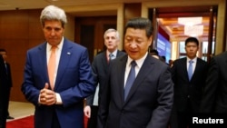 美国国务卿约翰·克里(左)与中国国家主席习近平举行会谈。