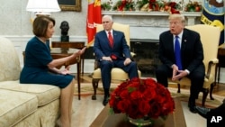 美国总统特朗普、副总统彭斯和众议院议长佩洛西在总统办公室开会(2018年12月11日)