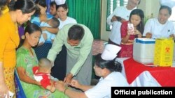ခရိုင် ကျန်းမာရေးဦးစီးဌာနမှ ကာကွယ်ဆေးအသစ် (ပိုလီယိုကာကွယ်ဆေး) ထိုးနှံခြင်း။ သတင်းဓာတ်ပုံ-မြန်မာ့အလင်း ပြန်ကြားရေးဝန်ကြီးဌာန။