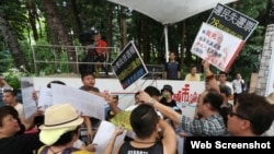 支持和反对政改方案的民众在6月21日电台节目上争吵(苹果日报图片)