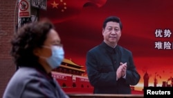 资料照:上海街头张贴的习近平的宣传画