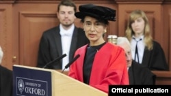 Freedom of Oxford ဆုကို ဒေါ်အောင်ဆန်းစုကြည် လက်ခံစဉ်