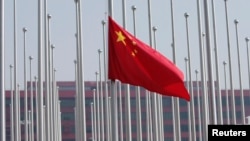 资料照:在上海世界博览会会场与中国国旗