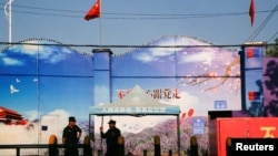 保安人员站在新疆维吾尔自治区霍城县所谓的职业技能教育中心的大门口。(2018年9月3日)