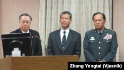 台湾国防部长严明(左一)12月18号在立法院接受质询(美国之音张永泰拍摄)