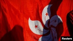 资料照:香港人展示香港旗帜
