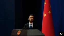 中国外交部发言人耿爽在北京的例行记者会上。(2019年11月28日)