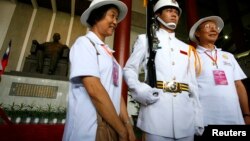中国大陆旅客在纪念孙中山的台北国父纪念馆合影。(资料照)