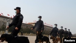 中国两会期间警察在北京天安门广场巡逻。(2021年3月8日)