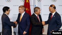 国际奥委会何主席巴赫(左起第二人)和副主席祝贺北京市长王安顺(左)和中国奥委会主席刘鹏(右)(2015年7月31日)