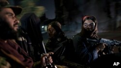 塔利班作战人员在阿富汗喀布尔夜间巡逻(2021年9月12日)