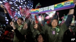 台湾民进党支持者庆祝大选胜利。(美联社2024年1月13日)