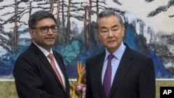 中国外交部长王毅(右)在北京会见印度外交秘书、前驻华大使维克拉姆·米斯里(Vikram Misri,唐勇胜)。(2025年1月27日)