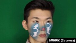 一名蒙古年轻人在脸上涂上蒙文“母语”连个字,抗议政府用汉语取代蒙文的教学计划。