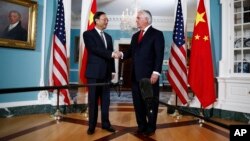 美国国务卿蒂勒森在国务院与来访的中国国务委员杨洁篪握手(2018年2月8日)
