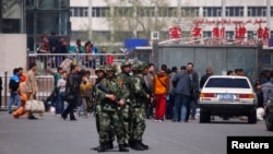 武警在乌鲁木齐火车站出口站岗(2014年5月1日)