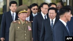 朝鲜国防委员会副委员长、军队总政治局长黄炳誓次帅(穿军装者)与朝鲜劳动党中央书记崔龙海等官员离开仁川的酒店。(2014年10月4日)