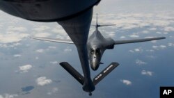 美国空军提供的这张相片显示一架部署在关岛安德森空军基地的B-1B轰炸机在太平洋上空从一架KC-135空中加油机接收燃油。(2017年3月10日)