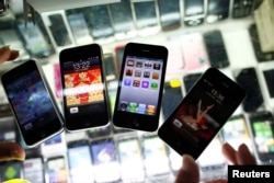 上海一个手机摊位上假冒的 iPhone(2011年8月11日)