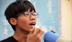 独派学生组织"学生动源"前召集人、19岁的钟翰林表示,港版国安法以终身监禁等严刑峻法, 可能会造成两极化,不排除有人会发动更激进的武力抗争 (美国之音/汤惠芸)