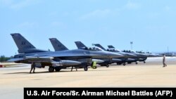 6架美国F-16战斗机从意大利抵达土耳其机场,准备参加打击伊斯兰国组织的行动(2015年8月9日)