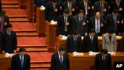 习近平等中国最高层领导人在人民大会堂为昆明车站血案的死难者默哀。(2014年3月3日)