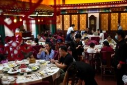 北京全聚德烤鸭店的食客们。(2020年8月18日)