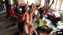 မြန်မာနိုင်ငံက ထွက်ပြေးပြီး မီဇိုရမ်ပြည်နယ်ထဲက ယာယီဒုက္ခသည်စခန်းမှာ ခိုလှုံနေတဲ့ မြန်မာရဲတပ်ဖွဲ့ဝင်များ လက်သုံးချောင်းထောင် ဆန္ဒပြနေတဲ့မြင်ကွင်း။ (မတ် ၁၃၊ ၂၀၂၁)