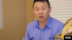 熊焱在会上发言 (美国之音国符拍摄)