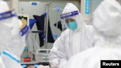 武汉中心医院医护人员正在救治患者。(2020年1月25日)
