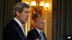 美国国务卿克里(左)在伦敦会晤英国外相黑格后举行联合记者会。(2013年2月25日)
