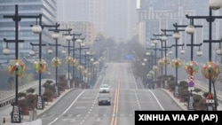 2021年12月23日,中国最新一波新冠疫情新增确诊病例上升后西安封城后的街景。(美联社图片)