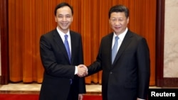 2015年5月4日台湾国民党主席朱立伦(左)在北京人民大会堂与中国国家主席习近平握手