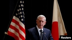 美国国防部长马蒂斯在日本东京的一个联合新闻发布会上(2017年2月4日)