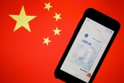 中国数字货币在手机上的官方应用程序与中国国旗。(2020年10月16日)
