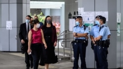 从左至右:美国、澳大利亚、新西兰的外交官们走过香港警察进入香港最高法院聆听唐英杰案的法庭审理。(2021年6月23日)