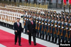 2018年9月14日,中国国家主席习近平和委内瑞拉总统马杜罗在北京的欢迎仪式上检阅仪仗队。