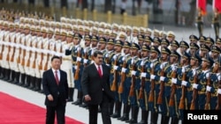 2018年9月14日,中国国家主席习近平和委内瑞拉总统马杜罗在北京的欢迎仪式上检阅仪仗队。