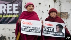 资料照:流亡印度达兰萨拉的藏人要求中国政府释放藏语教育倡导者扎西文色。(2017年1月27日)