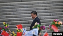 中国主席习近平在北京人民大会堂前参加欢迎乌拉圭总统的仪式(2016年10月18日)