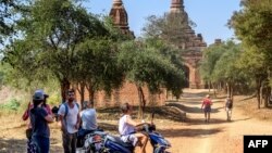 ပုဂံမြို့ကို အလည်လာတဲ့ နိုင်ငံခြားသား ခရီးသွားများ။ (မှတ်တမ်းဓာတ်ပုံ)