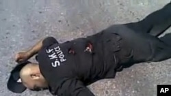 因特网上流传从叙利亚官方电视上截取的画面,叙利亚北部一名警察被处决